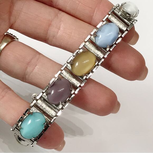 Vintage Moon Glow Bracelet Sarah Coventry Cabochon Party Pastels Scarab Style - Picture 6 of 16